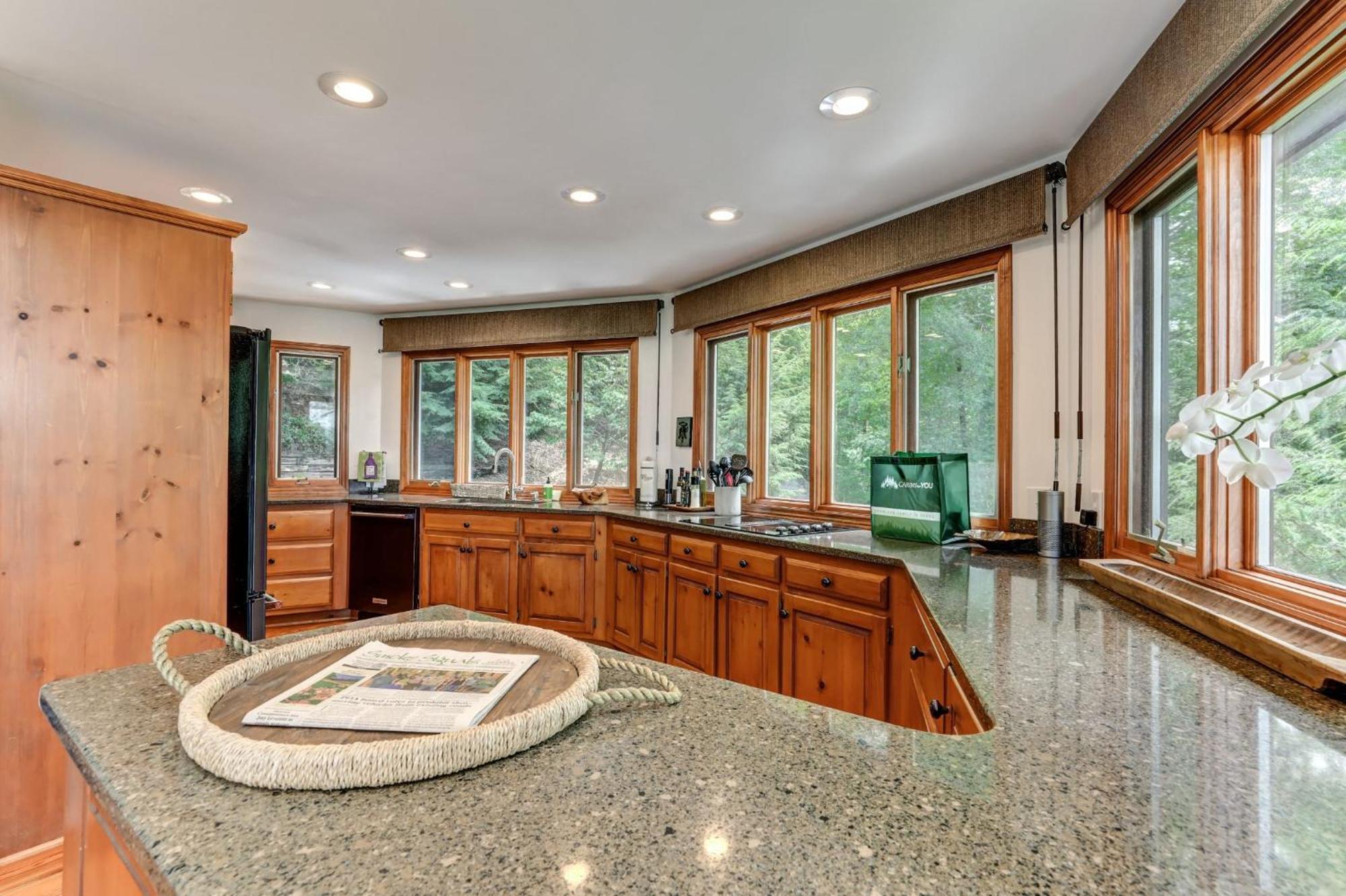 Falken Haus - Relax In Seclusion With Panoramic Lake Views Jasper Exterior foto